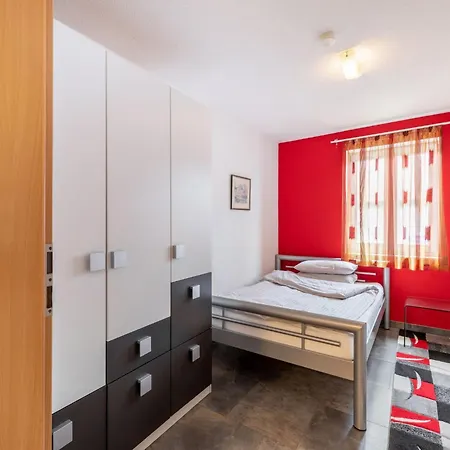 Bold & Chic Stay,